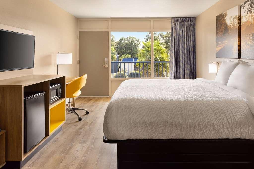 Days Inn By Wyndham Mccomb Ms Room photo