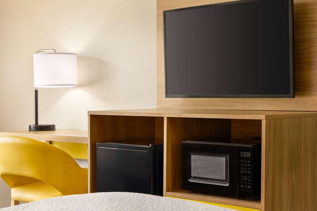 Days Inn By Wyndham Mccomb Ms Room photo