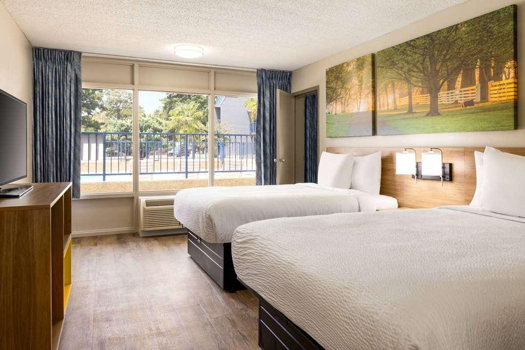 Days Inn By Wyndham Mccomb Ms Room photo