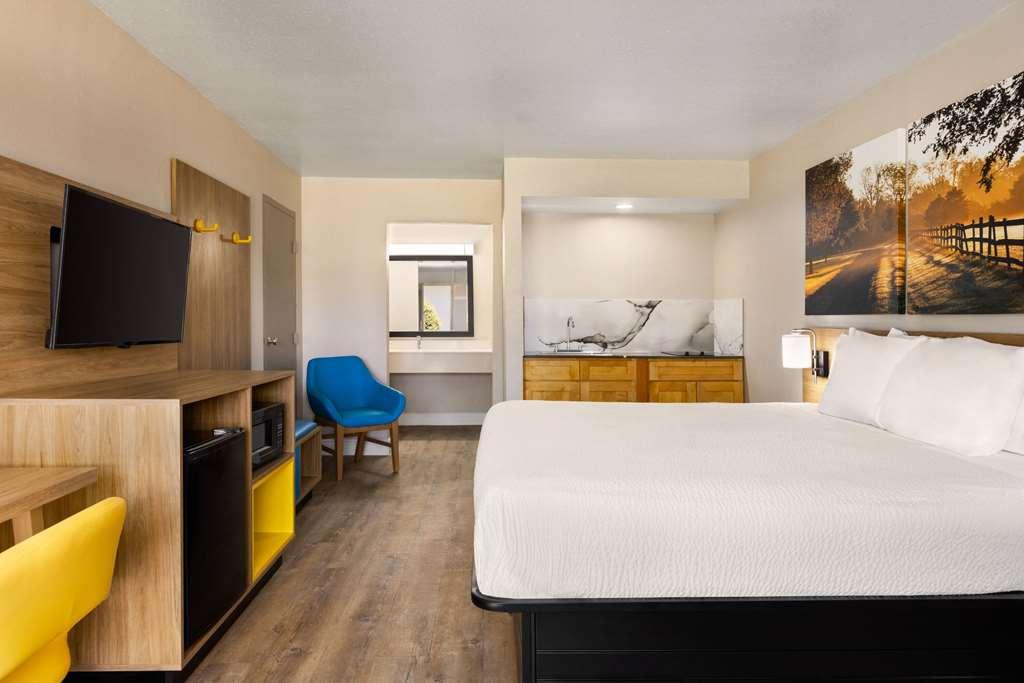 Days Inn By Wyndham Mccomb Ms Room photo