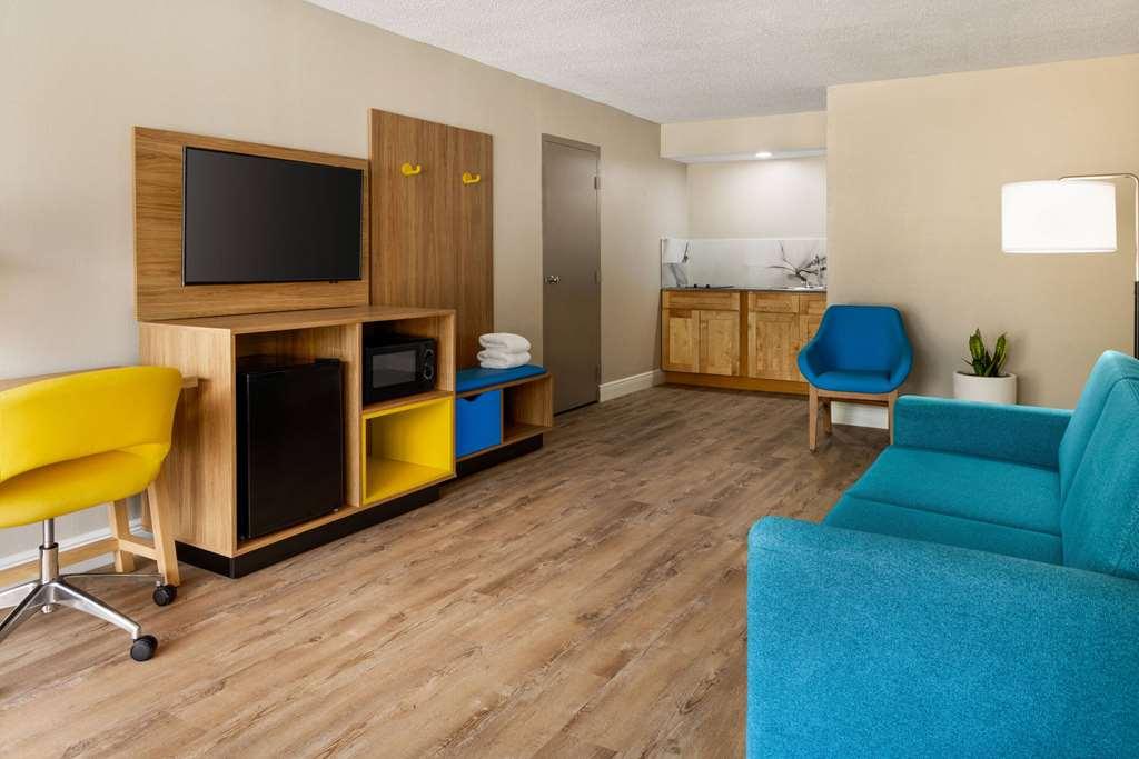 Days Inn By Wyndham Mccomb Ms Room photo