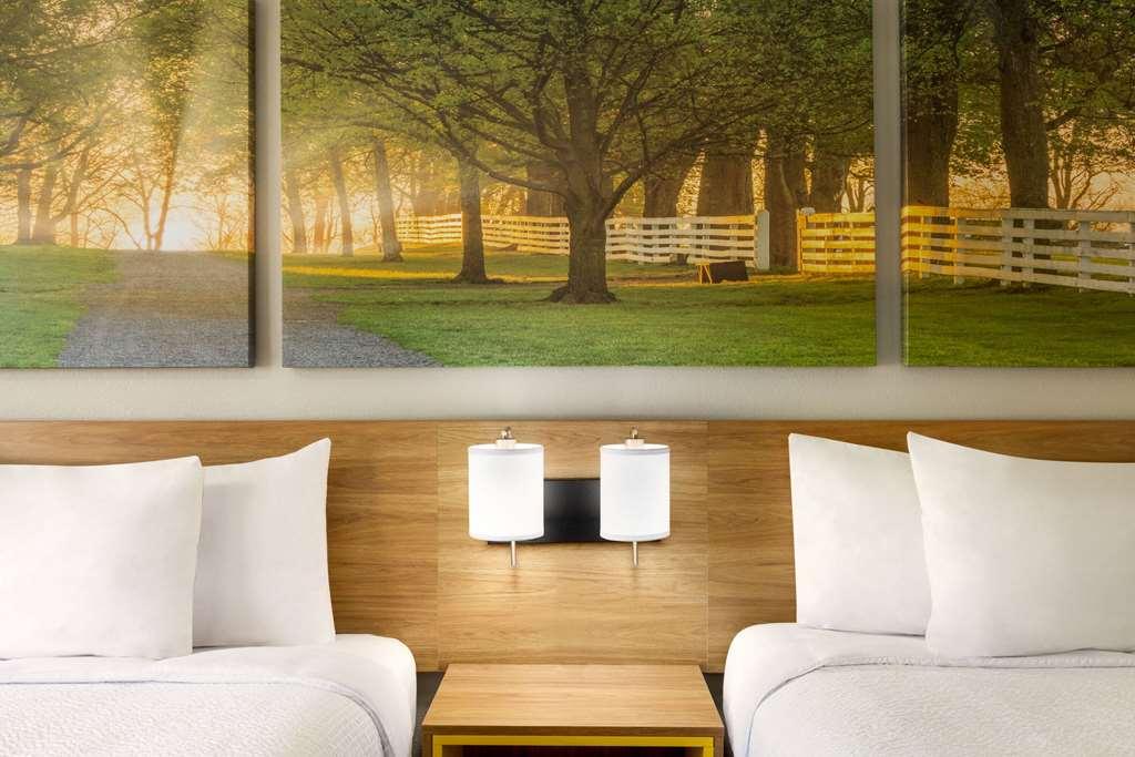 Days Inn By Wyndham Mccomb Ms Room photo